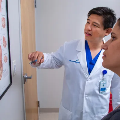 Iswanto Sucandy showing patient a diagram.