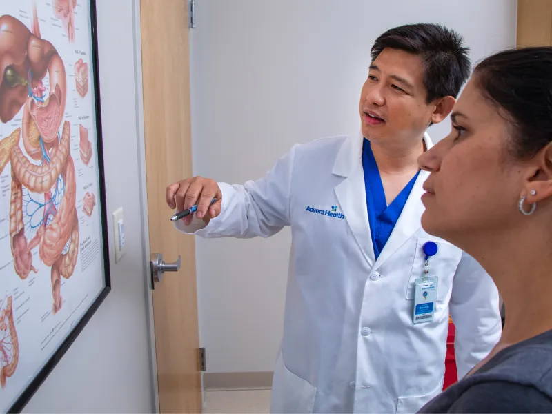 Iswanto Sucandy showing patient a diagram.