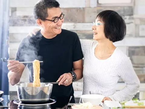 asian-couple-cooking-noodles
