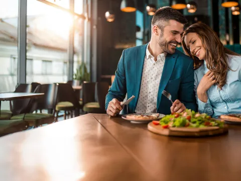 couple eating dinner at a restaurant