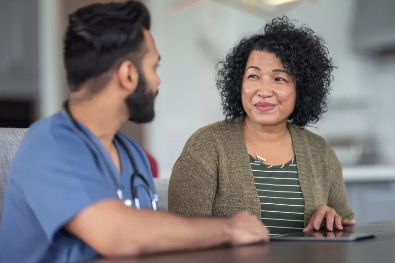 A woman meets with her doctor.