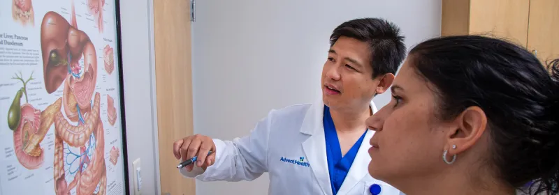 Iswanto Sucandy showing patient a diagram.